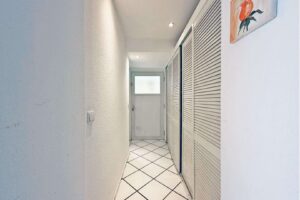 Flur zum Keller und Garten im EG