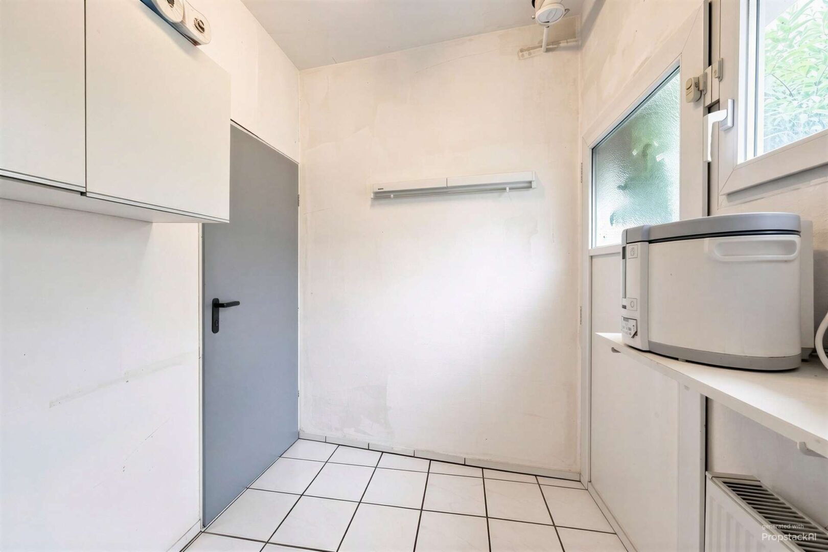 Abstellraum zwischen WC und Garage - (mit KI bearbeitet)