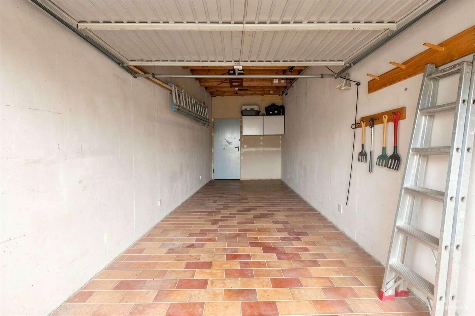 Garage - (mit KI bearbeitet)