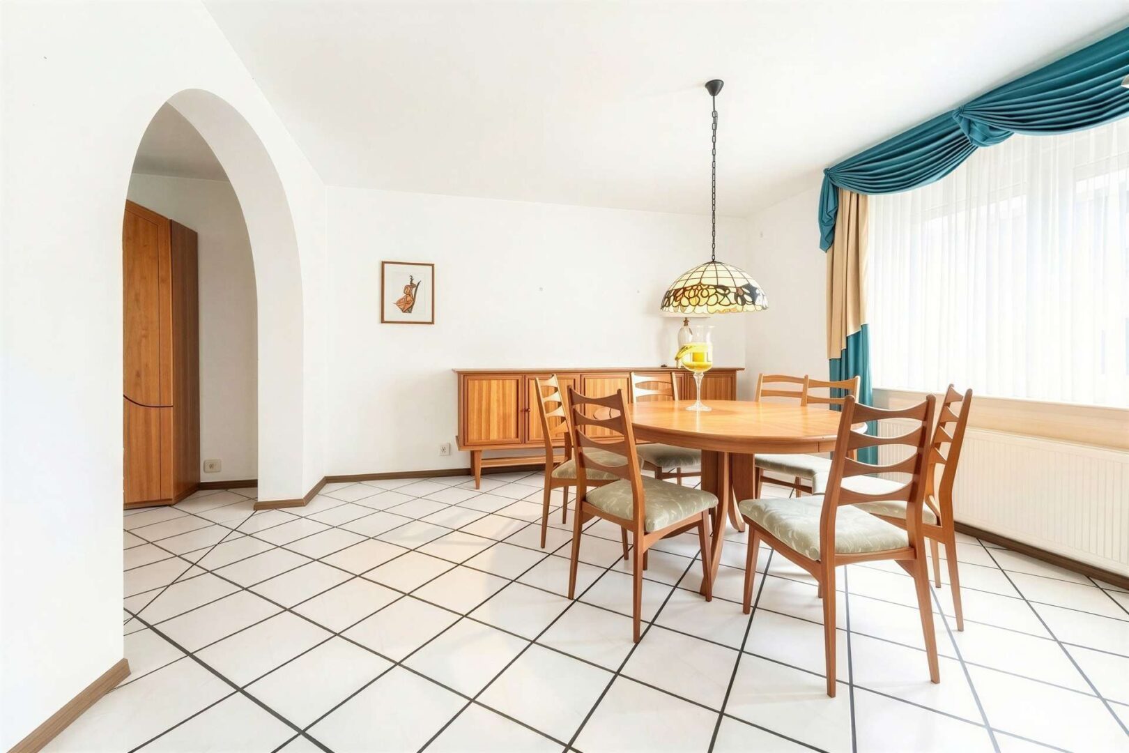 großes Esszimmer - (mit KI bearbeitet)