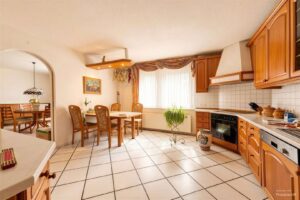 Küche mit Esszimmer -  (mit KI bearbeitet)
