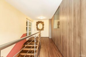 Flur mit Garderobenschrank