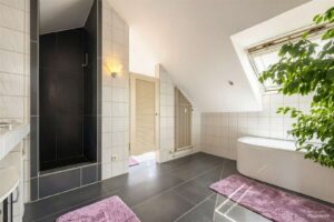 großes Badezimmer im DG