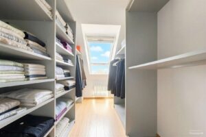 Begehbarer Kleiderschrank linke Seite