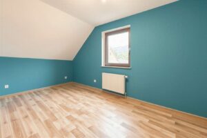 erstes Schlafzimmer im Obergeschoss (Einrichtung mit KI entfernt)