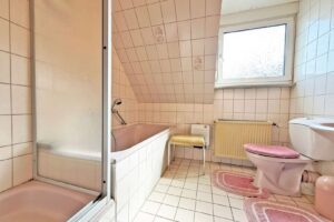 Tageslichtbad mit Wanne und Dusche
