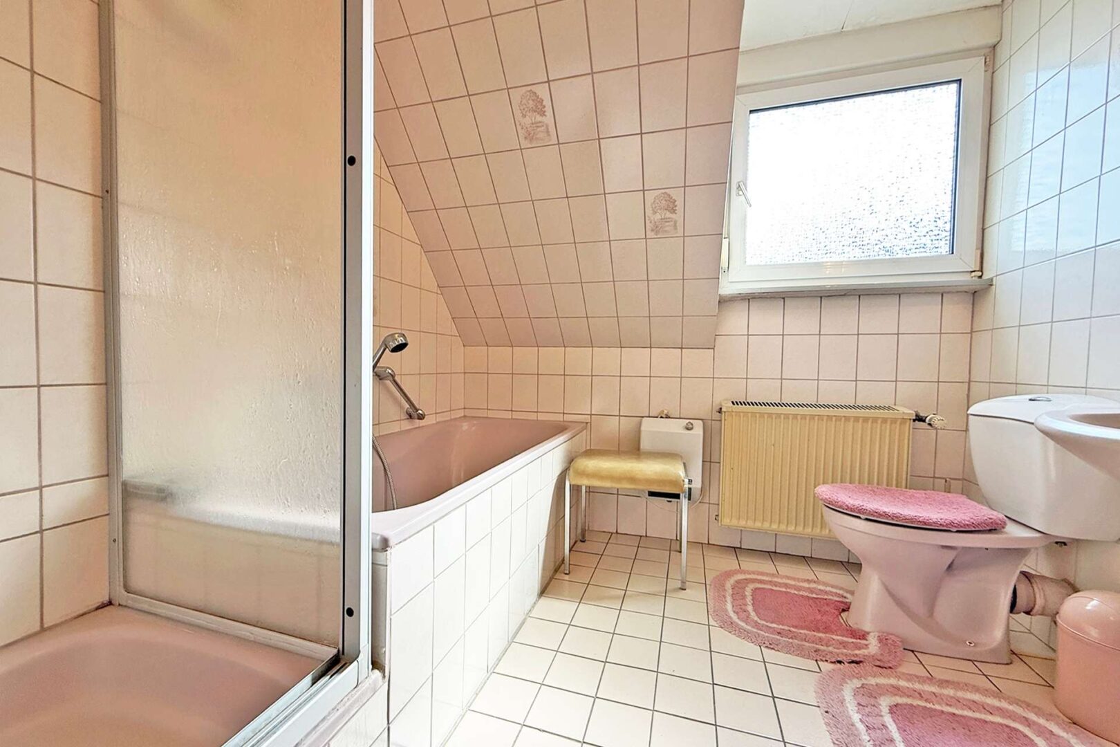 Tageslichtbad mit Wanne und Dusche