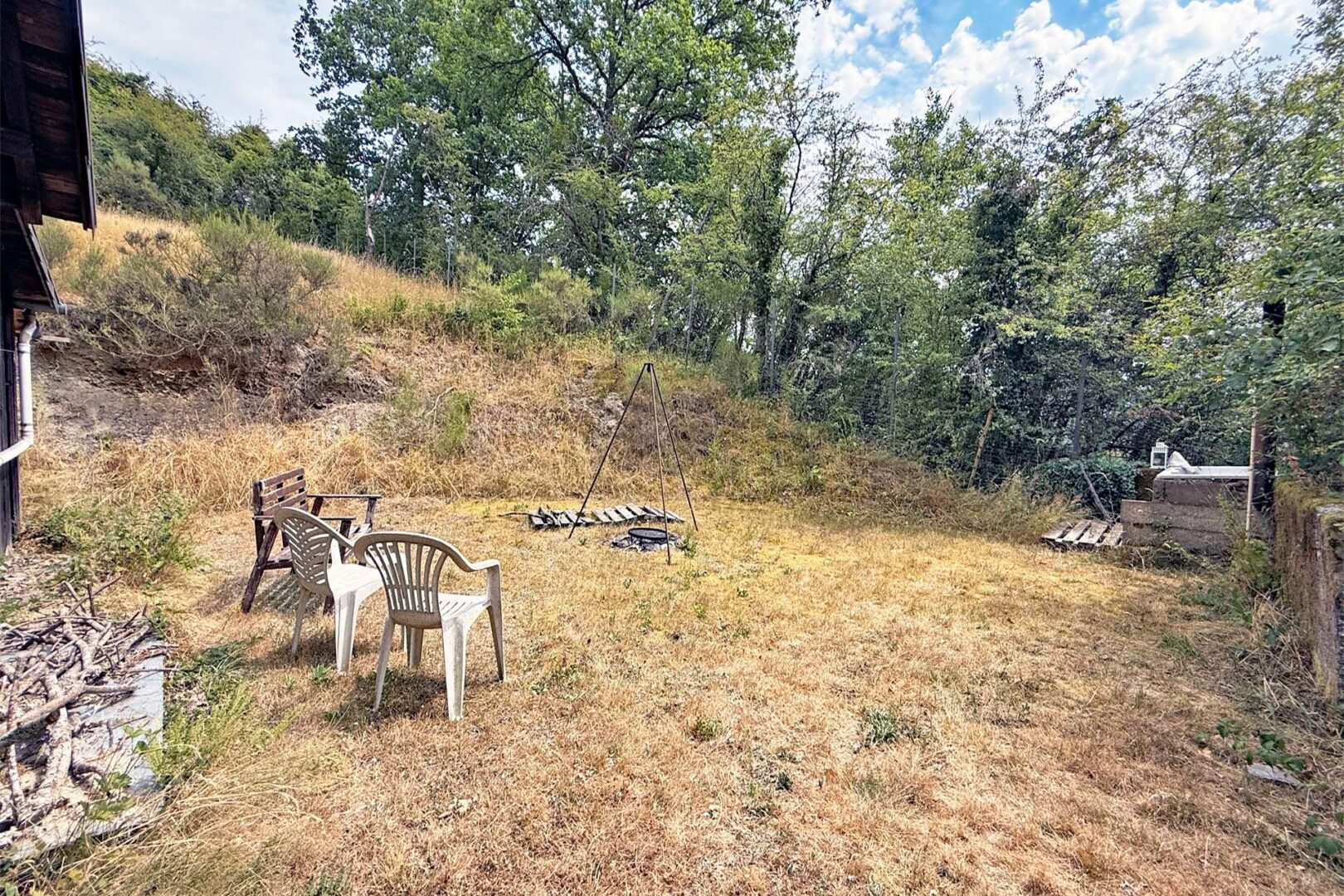 Grillstelle hinter der Hütte