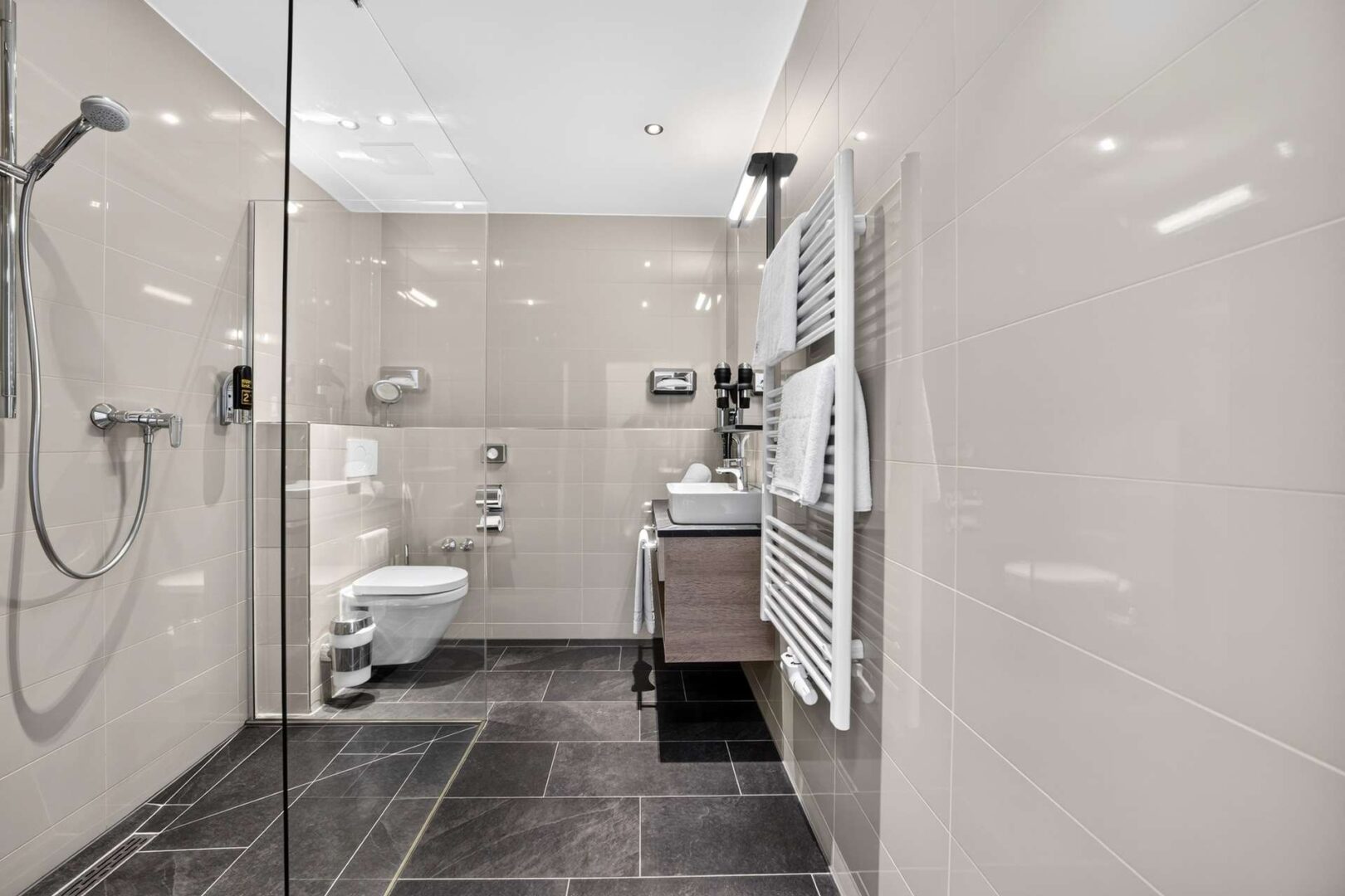 Komfortables Badezimmer mit Dusche