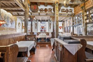 Stilvoller Restaurantbereich mit historischem Ambiente