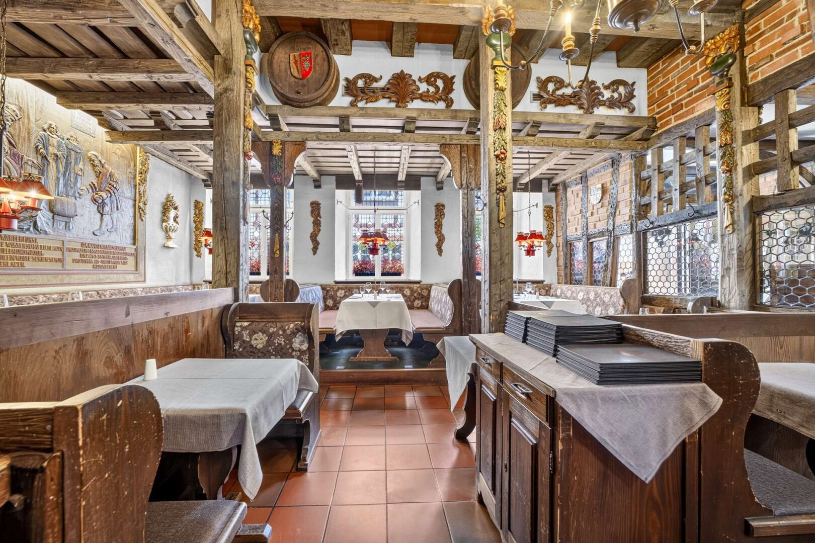 Stilvoller Restaurantbereich mit historischem Ambiente