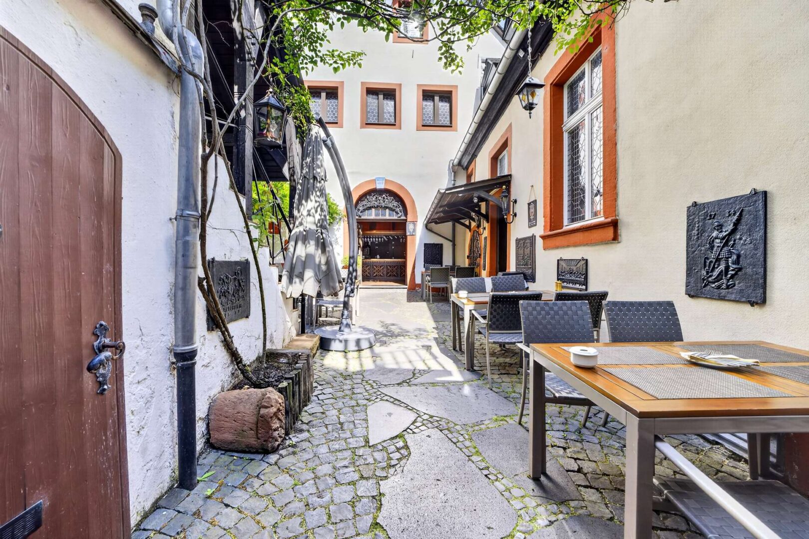 Historisches Ambiente im begrünten Innenhof