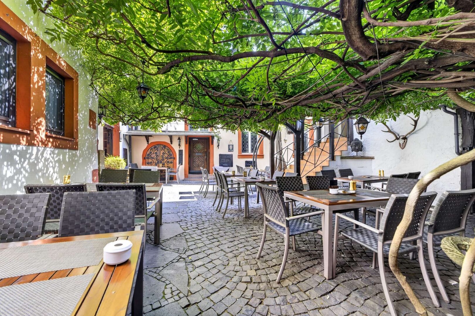 Idyllischer Innenhof als geschützter gastronomischer Außenbereich