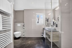 Modernes Badezimmer mit ansprechender Ausstattung