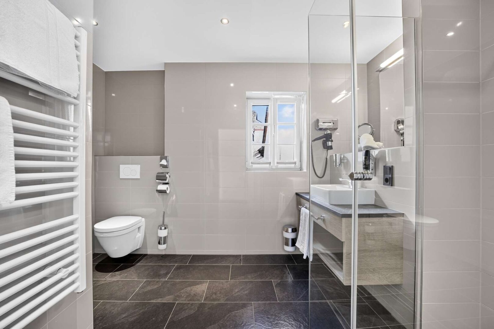 Modernes Badezimmer mit ansprechender Ausstattung