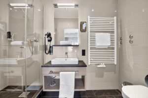 Gepflegtes Badezimmer mit zeitgemäßer Ausstattung