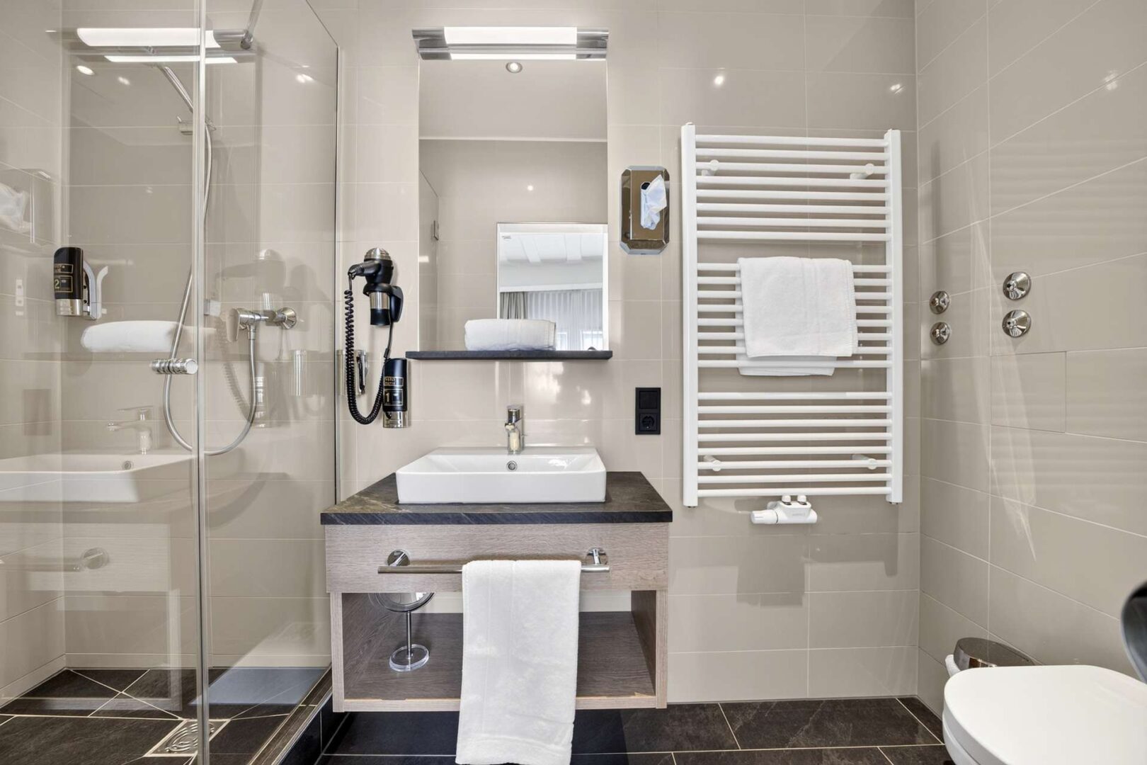 Gepflegtes Badezimmer mit zeitgemäßer Ausstattung