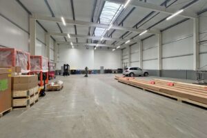 Moderne Gewerbehalle für Lager, Produktion oder Logistik