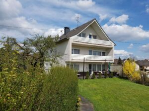 Hausrückfront mit Terrasse und Balkone