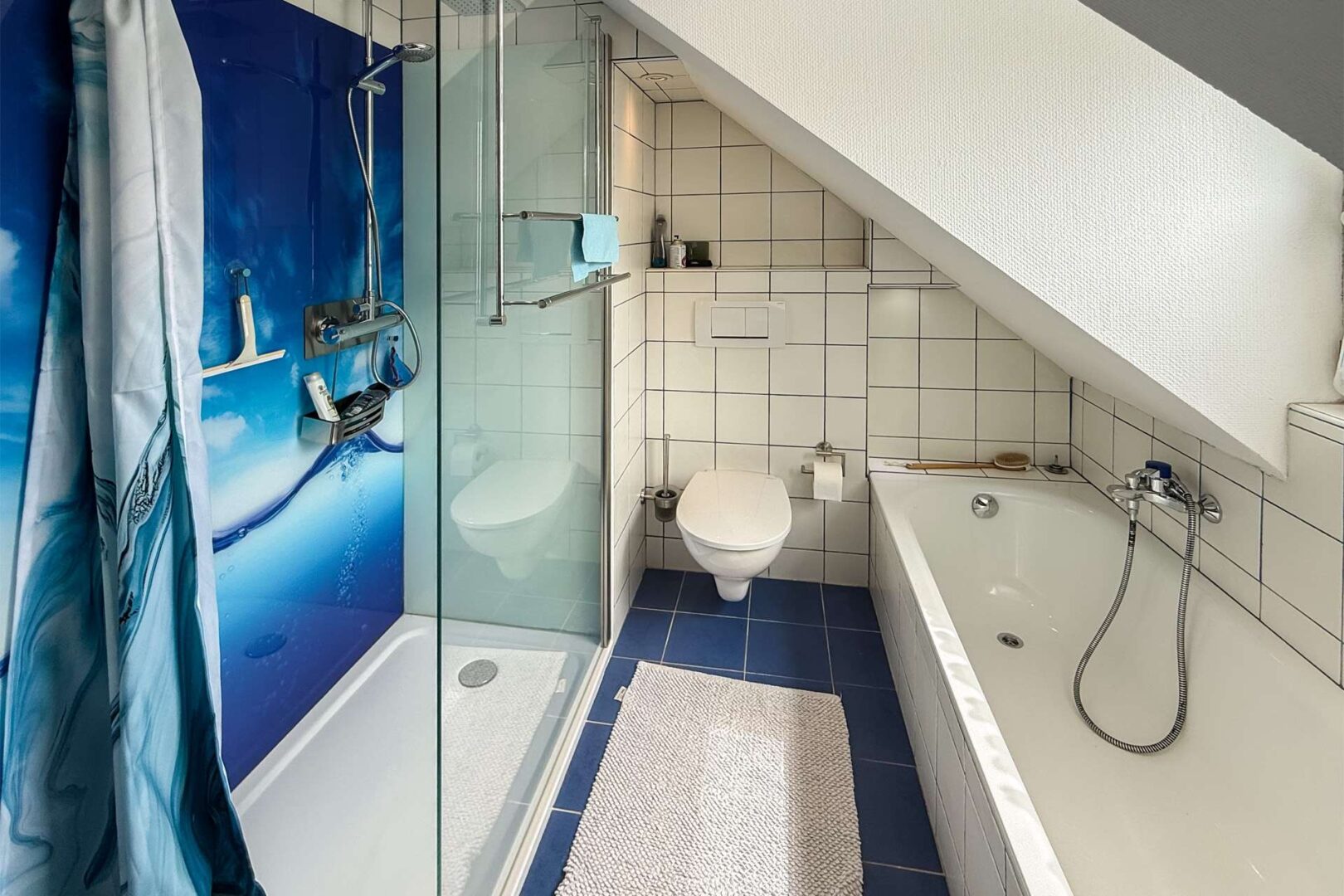 Badezimmer mit Wanne und Duche