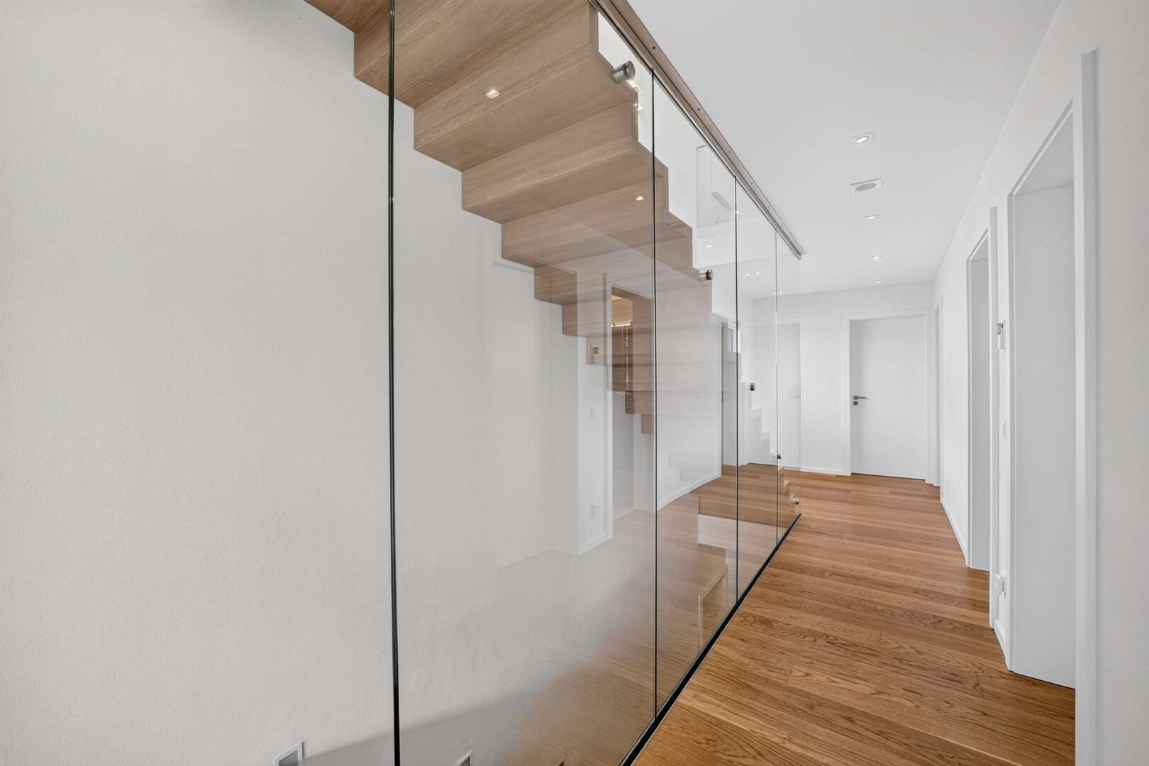 Massive Design-Treppe aus Eiche mit Glaswänden