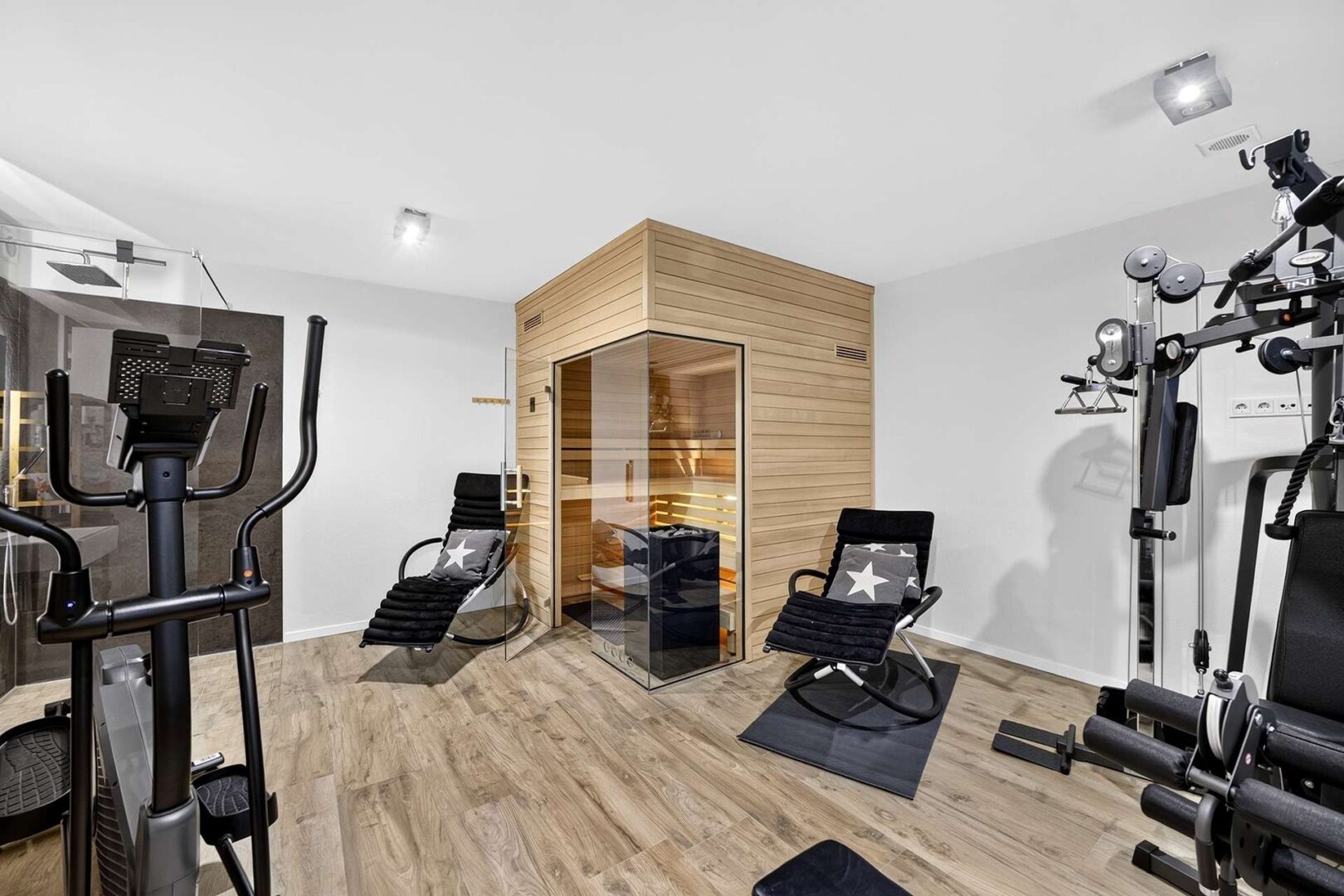 Wellness- und Fitnessbereich mit Sauna