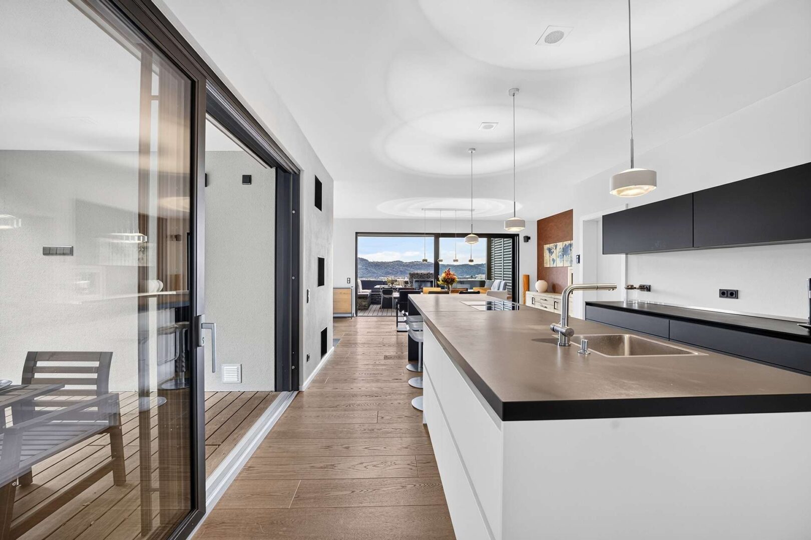 Küche mit Terrassenzugang
