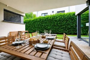 Überdachte, seitliche Grillterrasse