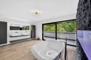Masterbadezimmer mit Waldblick