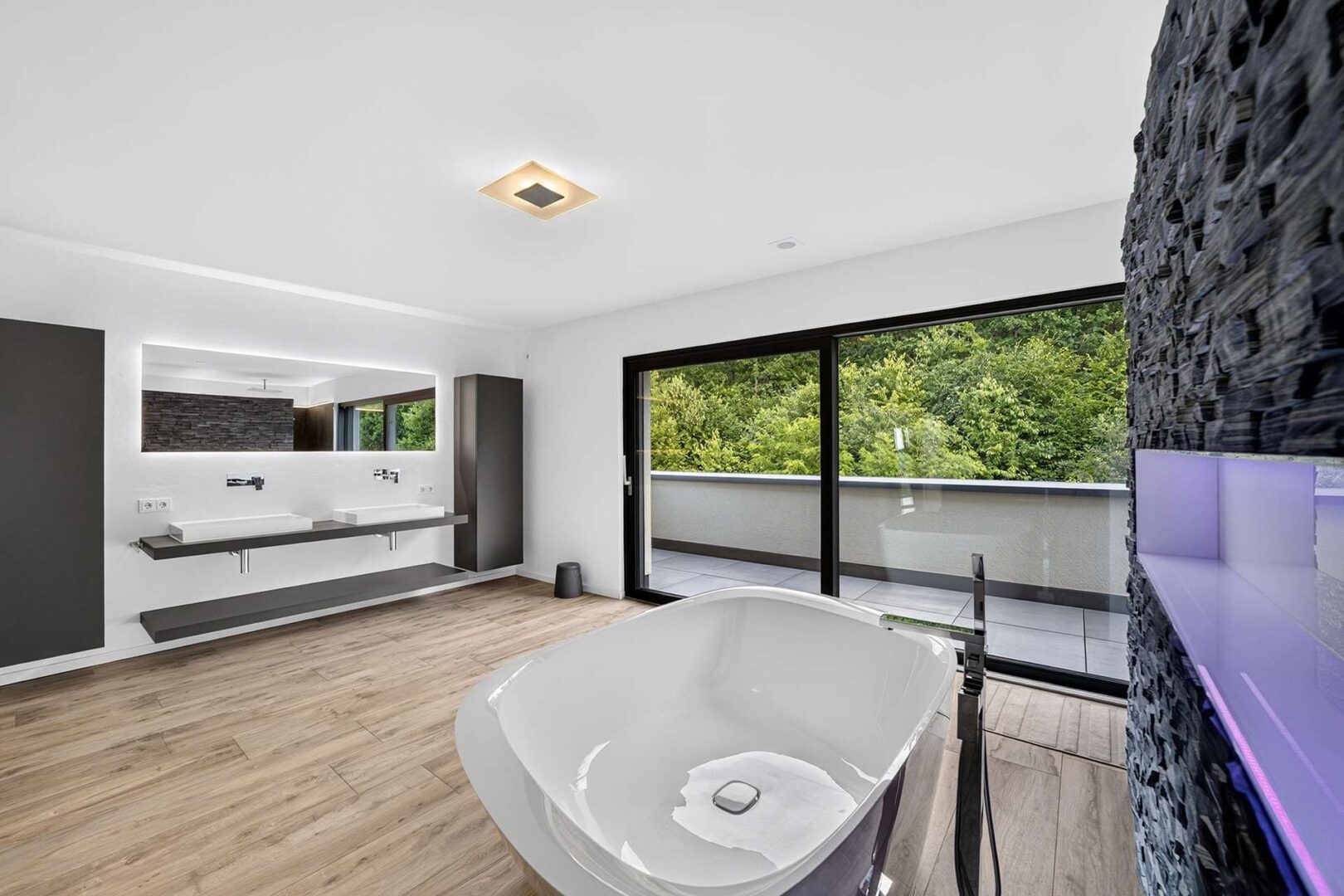 Masterbadezimmer mit Waldblick