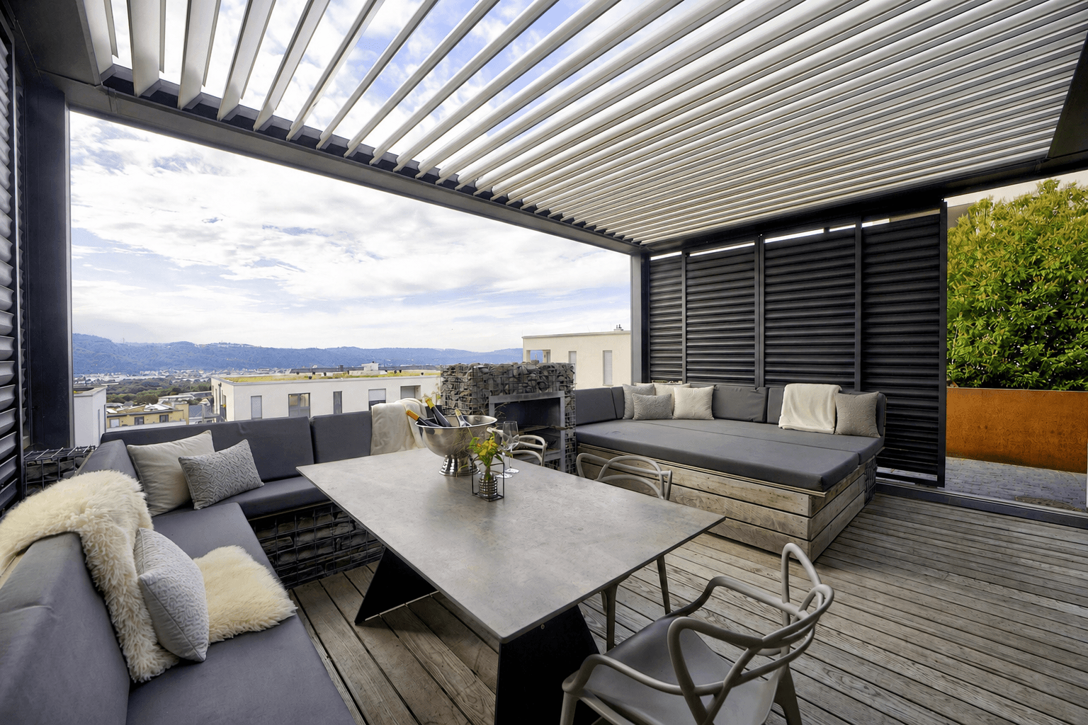 Lounge-Terrasse mit Stadtblick