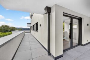 Halbumlaufender Balkon im OG