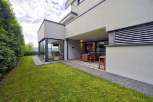 Garten seitlich des Hauses