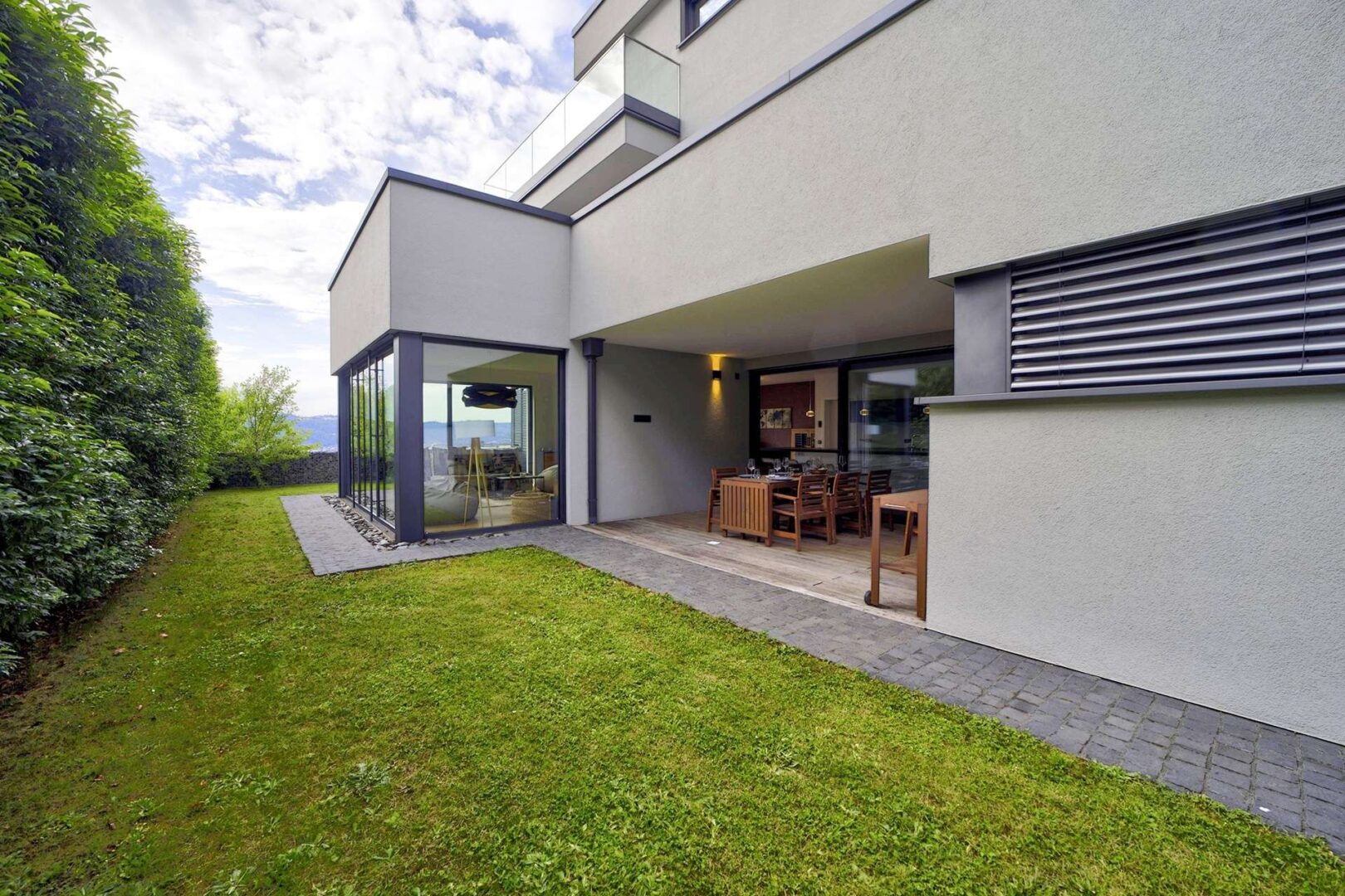 Garten seitlich des Hauses