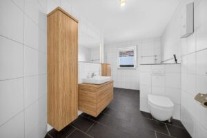 Hauptbad mit Dusche und Badewanne