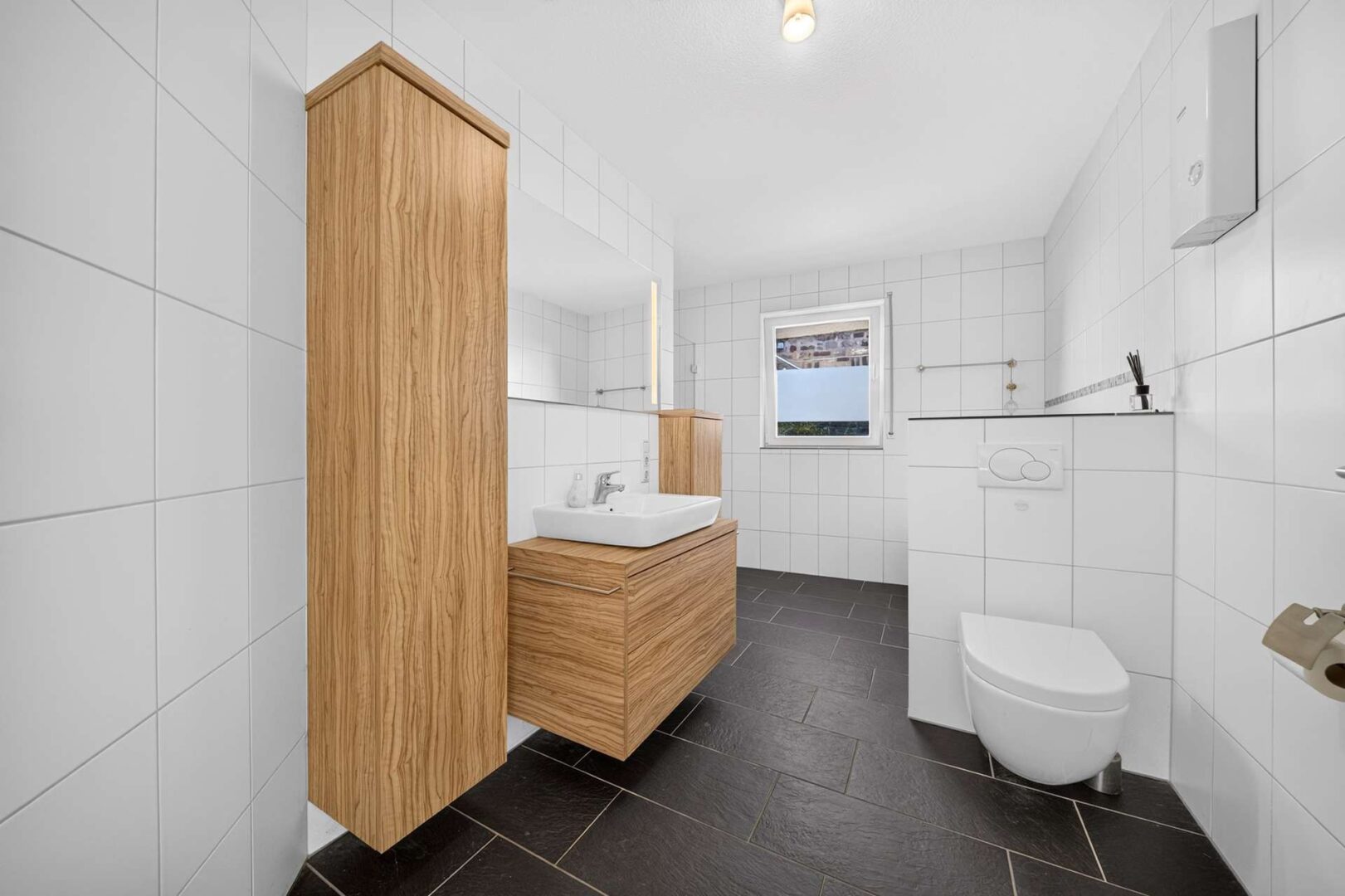 Hauptbad mit Dusche und Badewanne