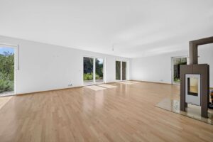 helles Wohnzimmer mit Terrassenzugang