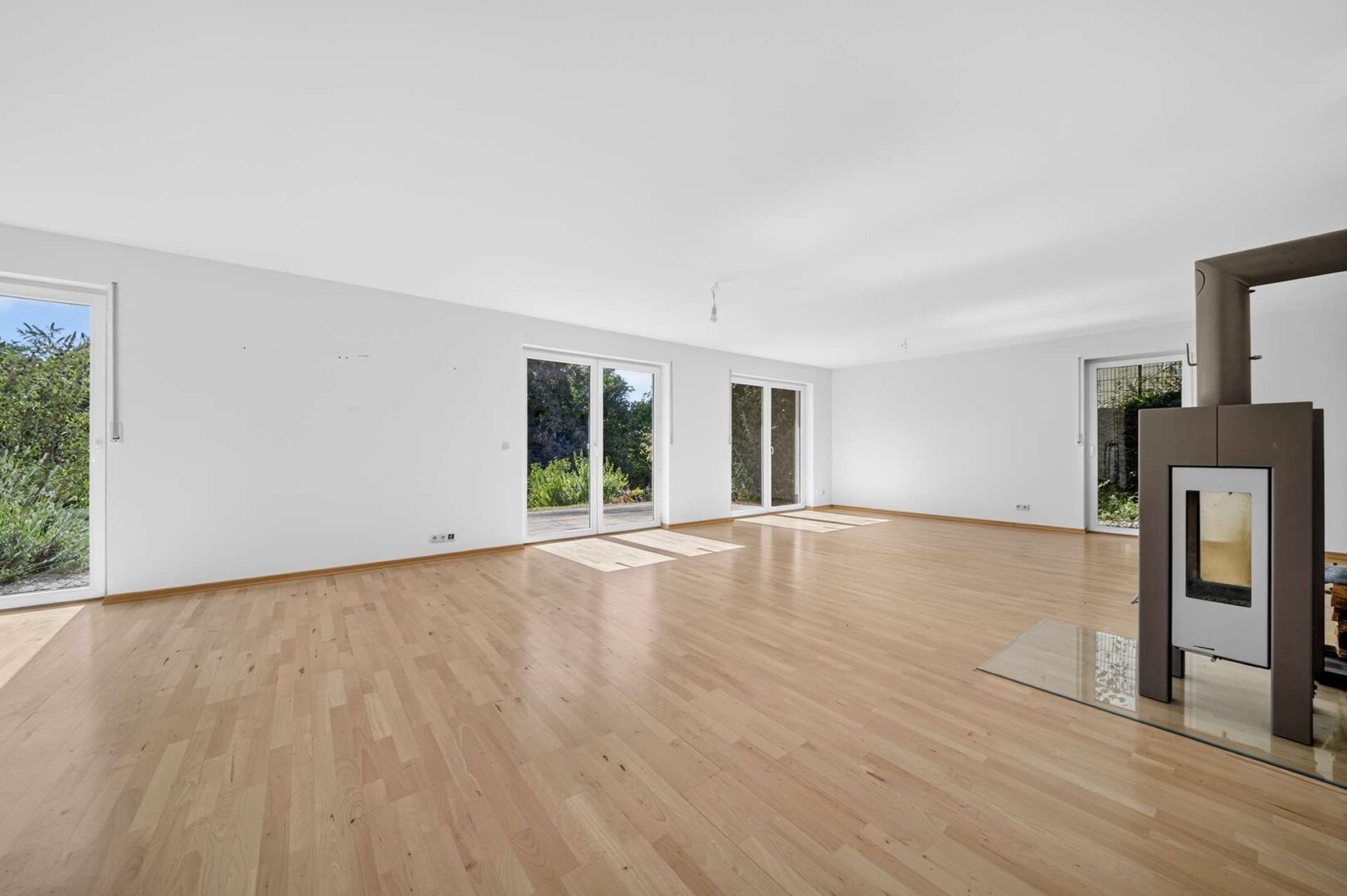 helles Wohnzimmer mit Terrassenzugang