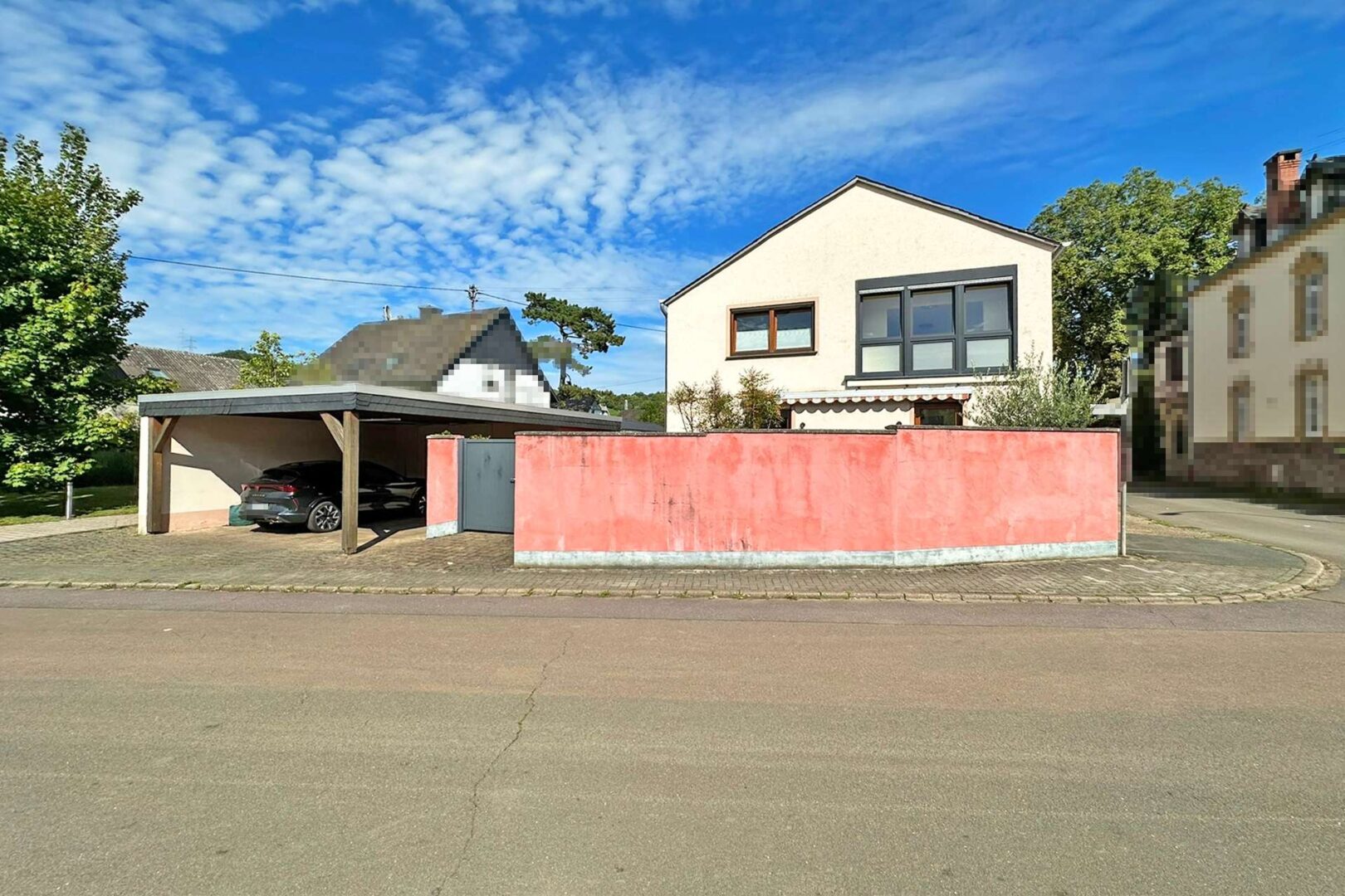 Außenansicht mit Carport