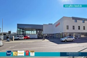 Schaufenster und Zugang im EG