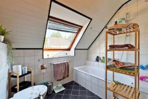 Tageslichtbad mit Duschwanne und WC