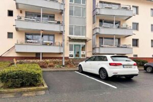 eigener Stellplatz vor dem Haus
