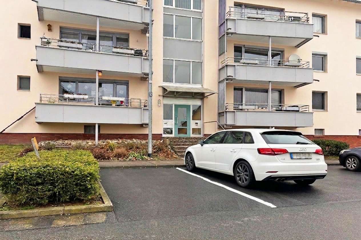 eigener Stellplatz vor dem Haus