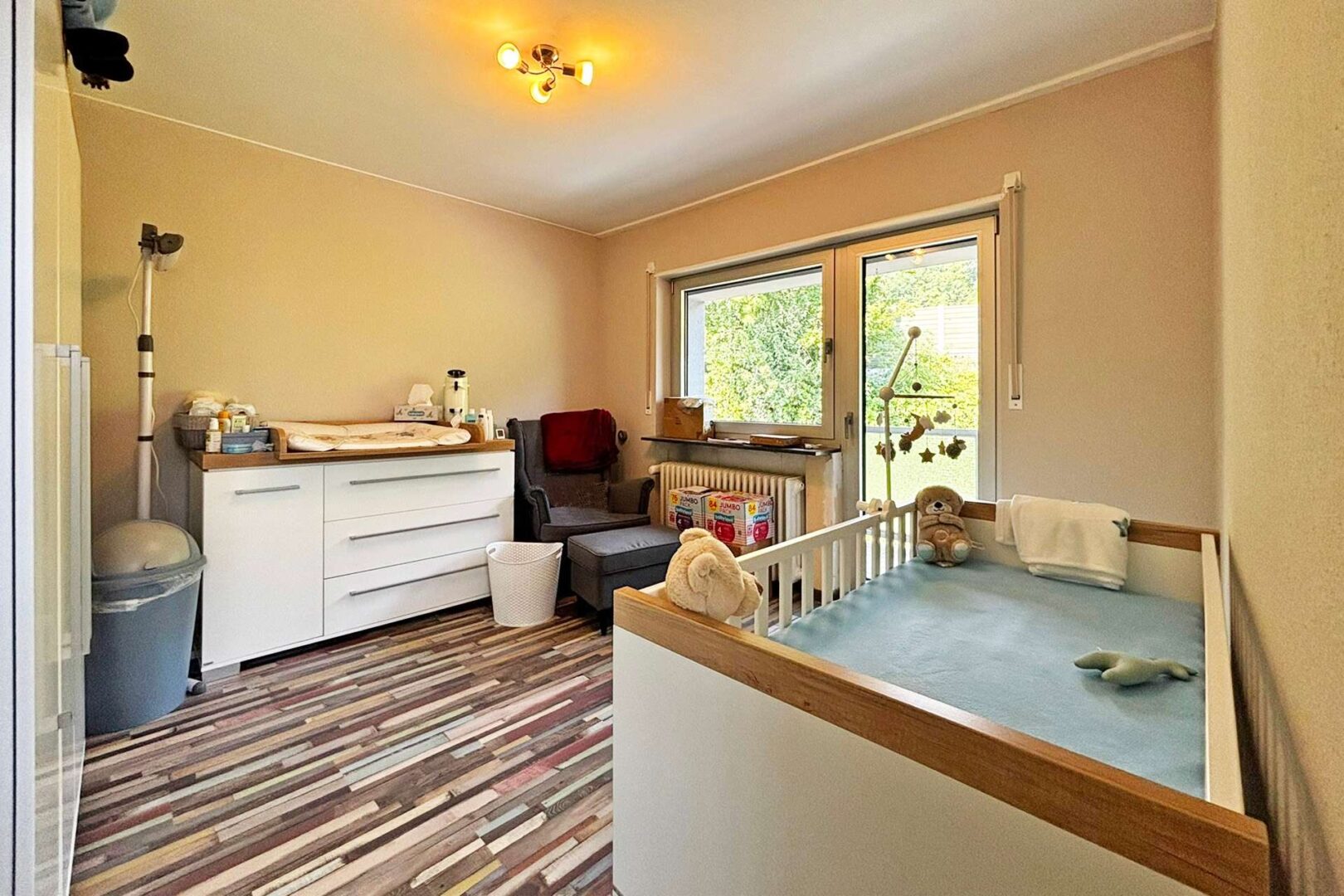 helles Schlafzimmer mit Balkon