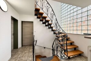 Treppe ins Obergeschoss