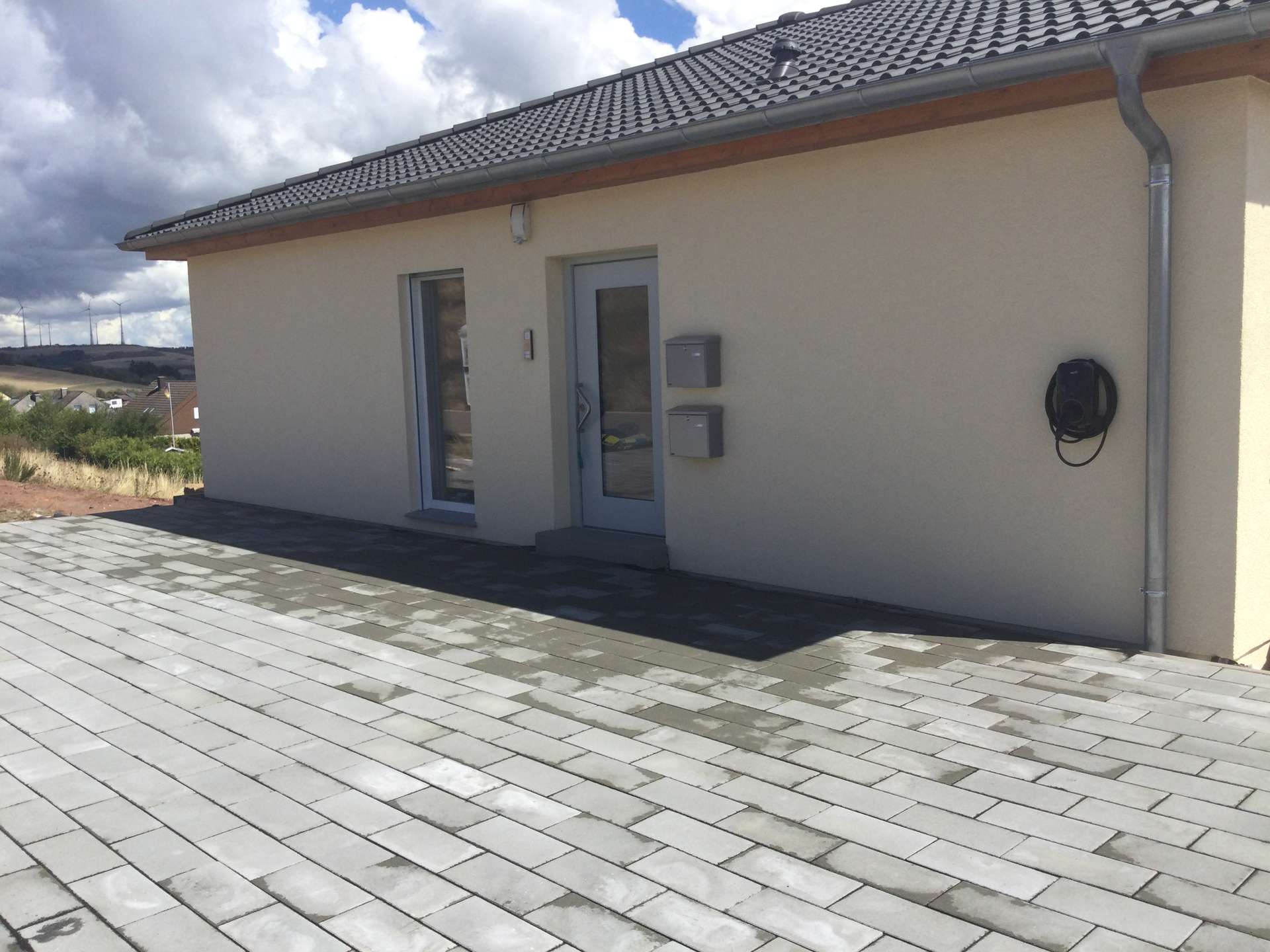 Straßenansicht (Bauphase kurz vor Fertigstellung)