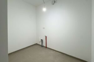 Abstellraum mit Waschmaschinenanschluss