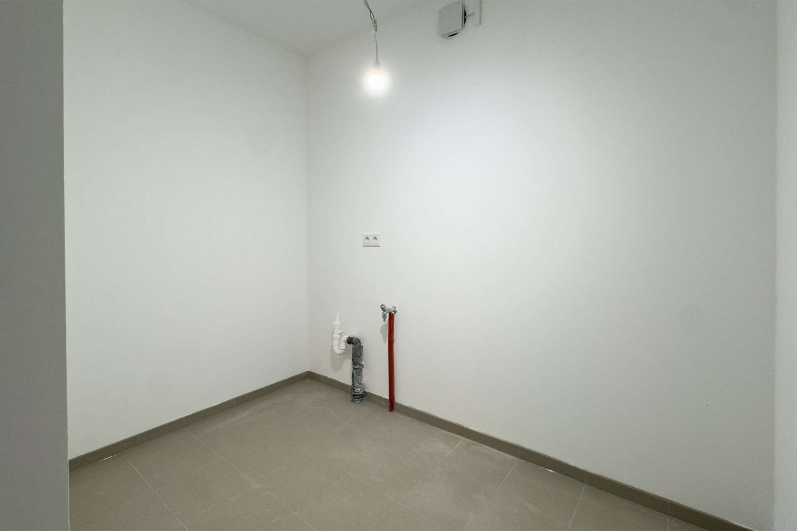 Abstellraum mit Waschmaschinenanschluss
