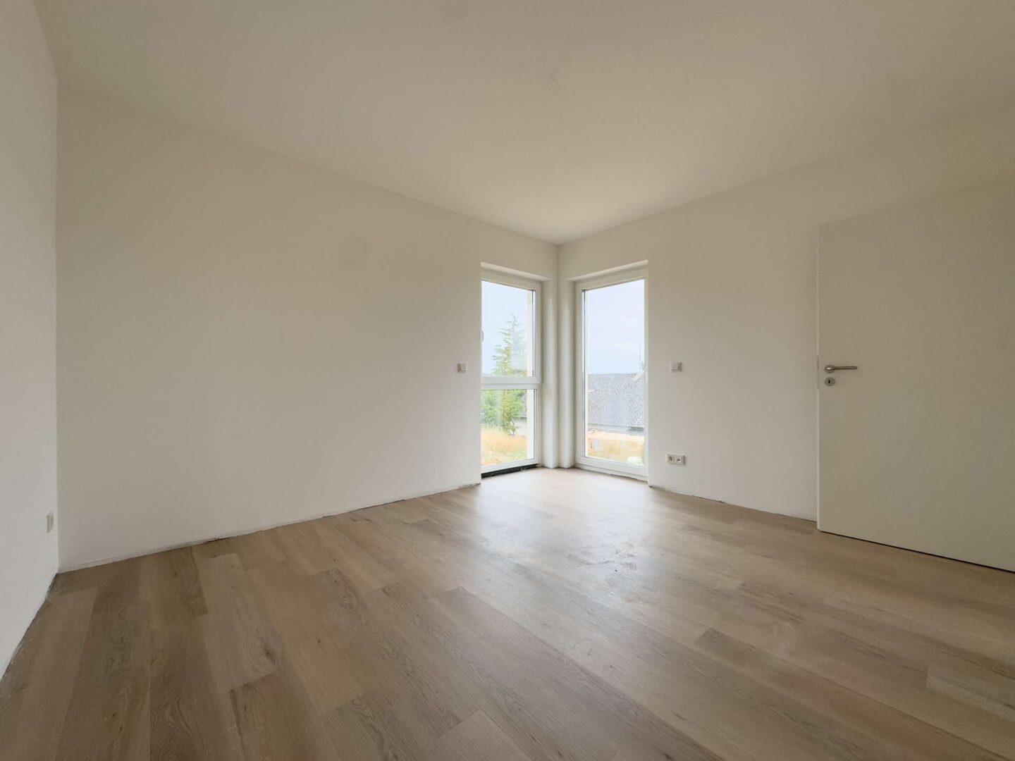Schlafzimmer mit Eckfenstern