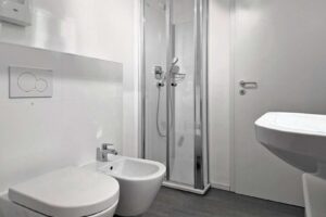 Badezimmer mit Dusche und Wanne